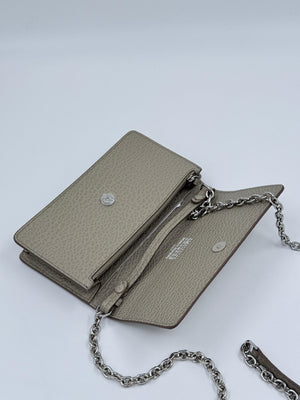 Maison Margiela Four Stitches Portemonnaie mit Kette - Waldgrün - MOSTWANTED24