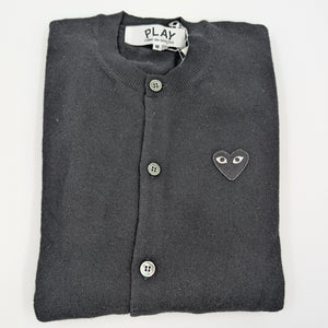 Comme des Garçons Play Strickjacke mit Rundhalsausschnitt und Herz - Patch - Grau - M - MOSTWANTED24