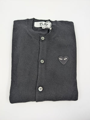 Comme des Garçons Play Strickjacke mit Rundhalsausschnitt und Herz - Patch - Grau - M - MOSTWANTED24