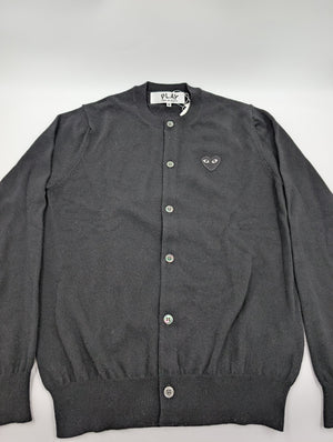 Comme des Garçons Play Strickjacke mit Rundhalsausschnitt und Herz - Patch - Grau - M - MOSTWANTED24